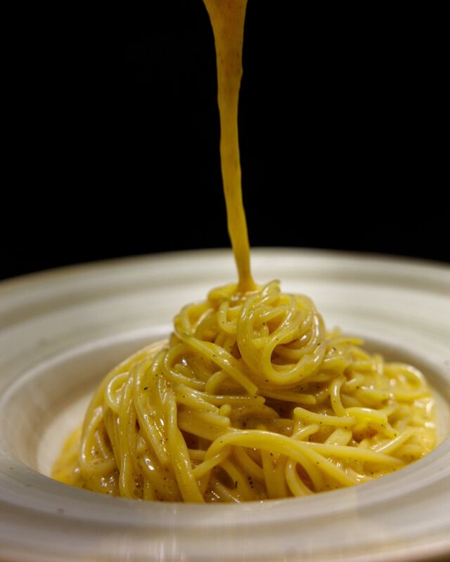 Per noi, los Spaghetti Alla Carbonara son un estilo de vida 🤤 E per te? 

Desliza y no te pierdas esta cremosa salsa con yema de huevo, guanciale, queso pecorino romano, queso parmesano y pimienta.

#gruppopulcinella #new #trattoriapulcinella #italianoenmadrid #comidaitaliana #comerenmadrid #madridfoodies #madridmola #pastamadrid #carbonaramadrid #spaghetticarbonaramadrid