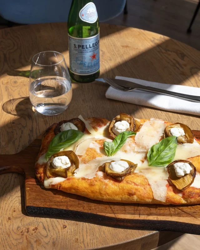 Dos pinsas, cero remordimientos. Porque compartir está bien… pero aquí nadie dijo que fuera mitad y mitad.

📍Peppe Fuesco La Moraleja.
. 
.
#CucinaAutentica #GruppoPulcinella #ItalianFoodLovers #FoodieMadrid #ComidaItaliana #MangiaBene #GustoItaliano
