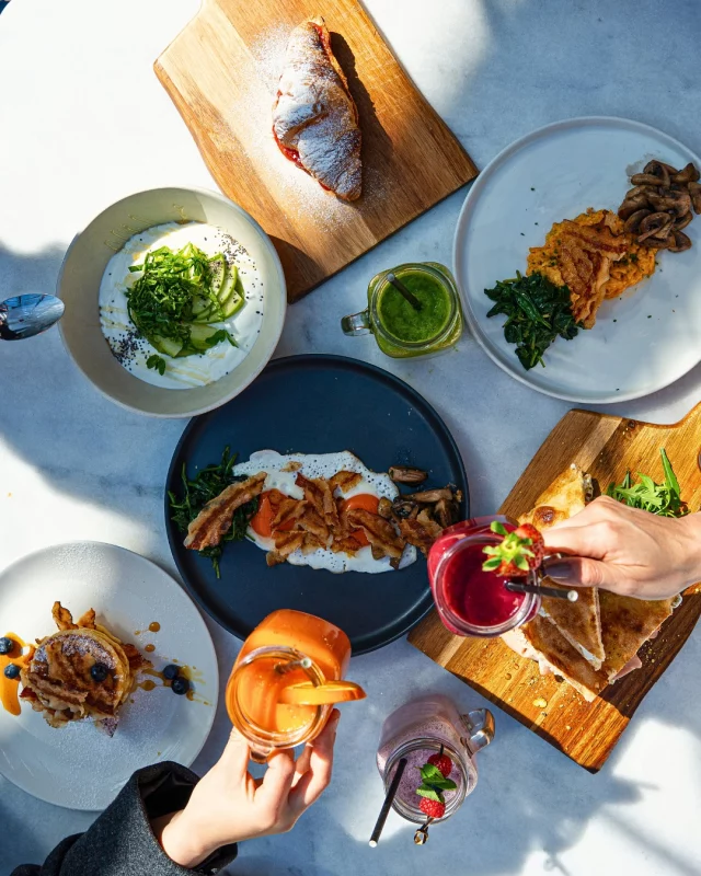 📍 Peppe Fusco La Moraleja tiene nuestro brunch.

Y lo hemos llevado a otro nivel: atrevido, distinto, con ese punto descarado que solo los italianos sabemos dar.

Del Egg Royal al último sorbo de zumo, todo está pensado para que la terraza se convierta en tu planazo del finde. 

Y si creías que era solo sábado y domingo… sorpresa: 
lo tenemos tutti i giorni.

Reserva. Come. Disfruta. Repite.
Que nadie te lo cuente.

#BrunchMadrid #PeppeFusco #GruppoPulcinella #BrunchTime #FoodieMadrid #DesayunoTardío #EggRoyal #PlanazoMadrid #BrunchLovers #FoodieLife