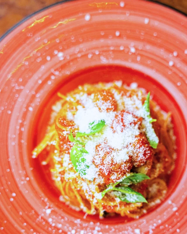 El spaghetti de tu vida no estaba en tu cocina.

Estaba aquí.

Y sí, lleva apellido italiano: Pomodoro e Basilico.

#GruppoPulcinella #Malafemmena  #PulcinellaStyle #CocinaItaliana #ItalianFoodMadrid #FoodieMadrid #MadridFoodies #PastaLovers #SpaghettiTime #ItaliaEnMadrid #FoodieLife #ComidaItaliana #madridsecomebien