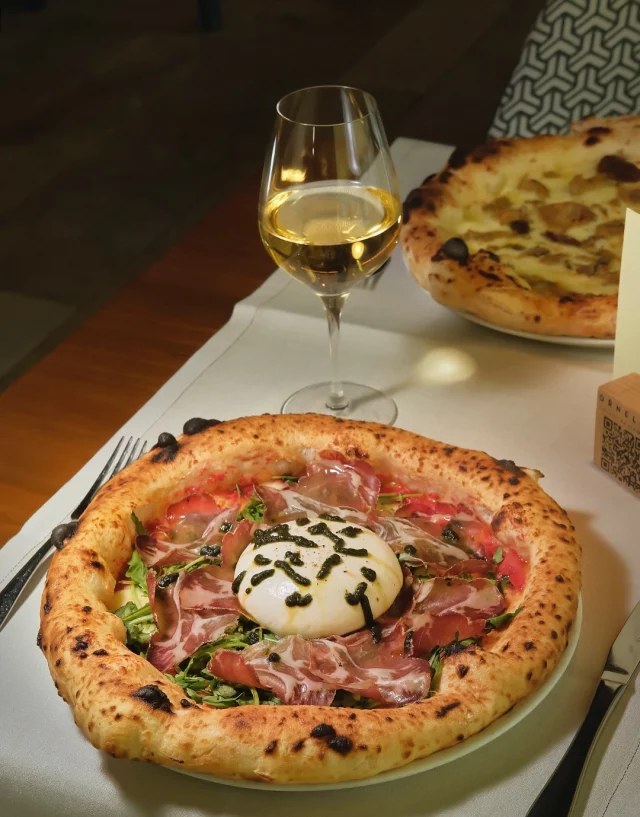Pulcinella es Italia servida en tu mesa: pizza,burrata, carpaccio y el vino perfecto para acompañar.

Una experiencia que empieza en el primer bocado.