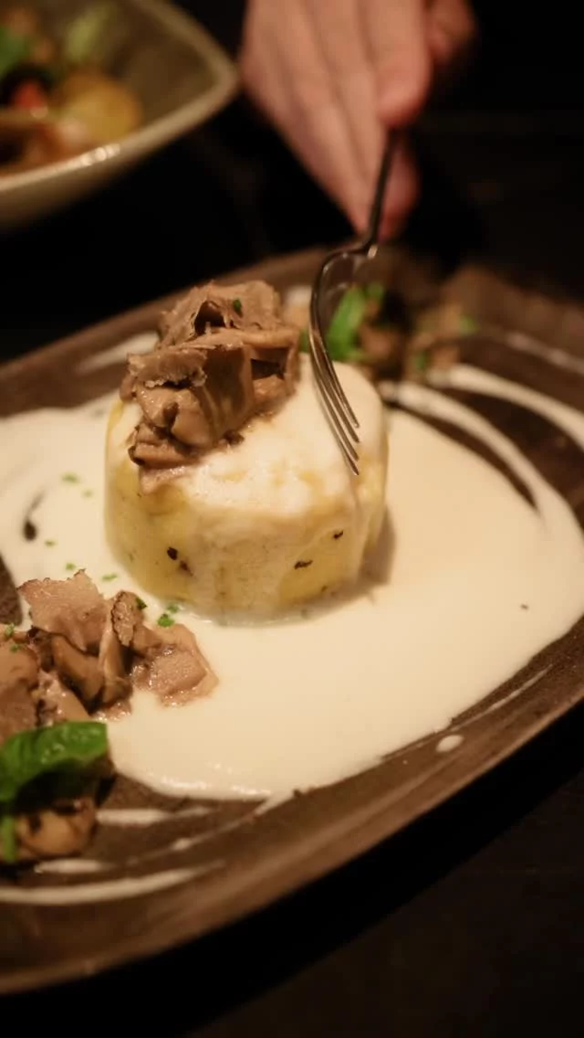 Cremosa, intensa y con un sabor que se queda en la memoria.

Un plato que habla el idioma de la auténtica cocina italiana.