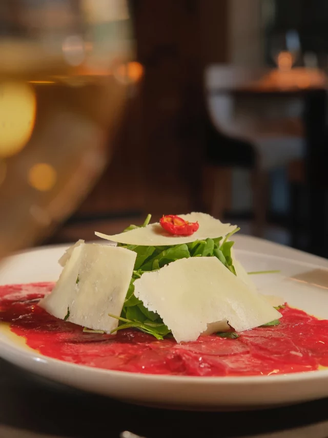 Empieza con un buen vino blanco,acaba con el carpaccio.

Rojo, fino y peligroso como cualquier  jueves en Pulcinella.