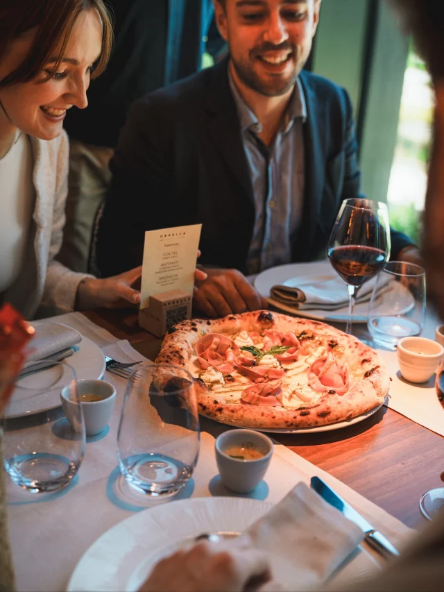 Entre amigos, el brindis llega solo.

La pizza al centro, las risas en la mesa, y el tiempo… se olvida.

Ven a comprobarlo. O sigue hablando de planes.