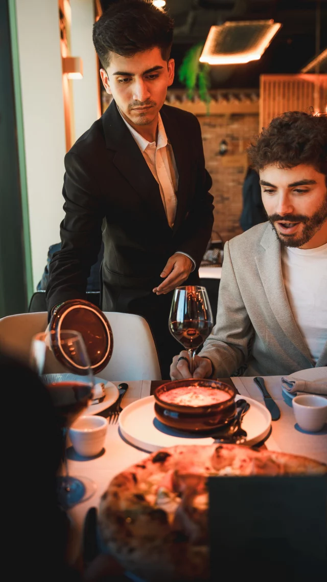 Prometemos que nuestras manos solo se mueven para servirte bien… no para confundirte.

Cuéntanos: ¿qué gesto te pondría de los nervios?