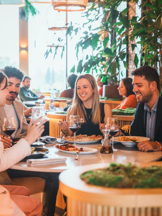 Esto es lo que pasa cuando la mesa se llena en Italia:

risas y brindis sin prisa. 

La felicità in italiano.