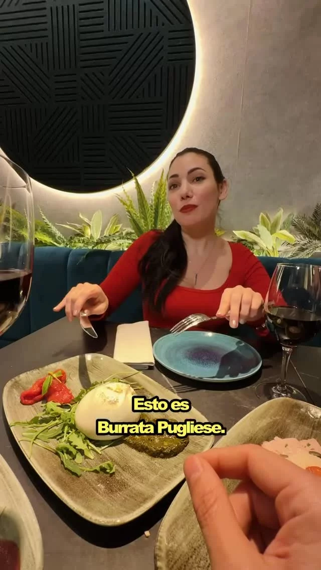 Atención: se busca pareja con hambre.

La invitamos a Italia sin salir de Madrid.

Una cena para 2 personas
(2 entrantes + 2 principales + 1 postre a compartir + botella de vino de la casa).

Se la lleva el comentario más ingenioso.
No el más rápido. El más creativo.

¿Qué pasará después de ese “espera”…?

Queremos leer:

• declaraciones dramáticas
• excusas imposibles
• historias que merezcan botellas de vino.
