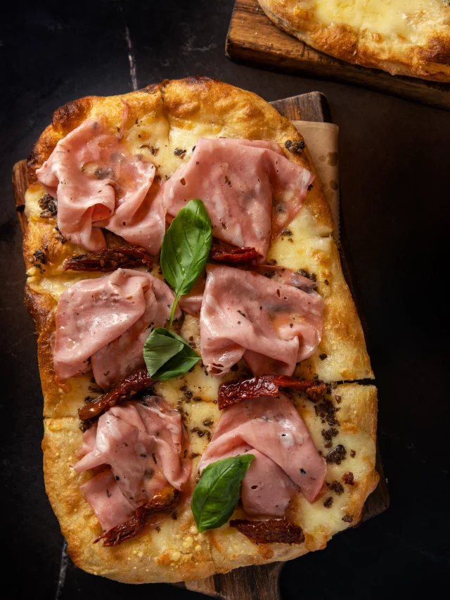 Una pinsa así no necesita presentación.
No hace falta pensar mucho más.
Solo ganas y una mesa reservada.

¿Sí o sí?