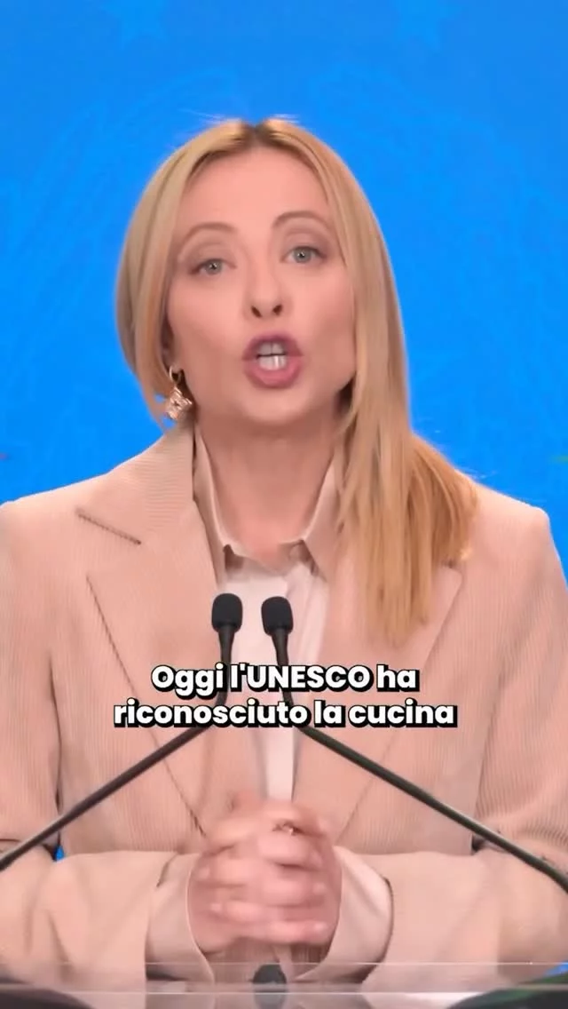 La UNESCO ha reconocido la cocina italiana como patrimonio cultural inmaterial de la humanidad.

Y no es casualidad.

Porque la cocina italiana nunca ha sido solo comida.

Es identidad.
Es memoria.
Es tradición de generación en generación.

Recetas que nacieron en casa, en familia, y que hoy forman parte de la cultura del Mundo.

Y aunque esta historia empezó en Italia, hoy también se sirve aquí, en Madrid.

En Grupo Pulcinella no imitamos a Italia.
Aquí somos Italia.
Un pedacito de nuestro país, servido en tu  mesa.