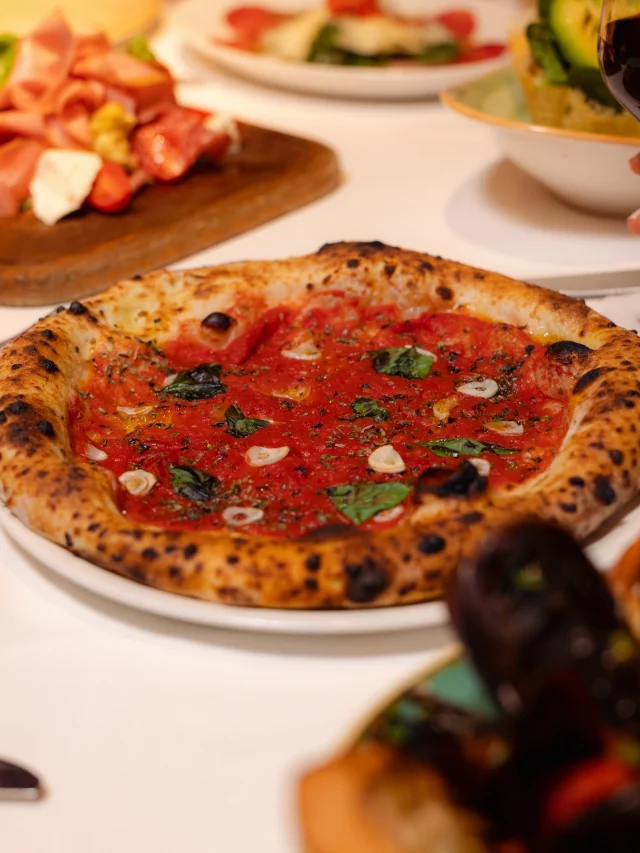 La pizza es solo el principio.

Lo importante es todo
lo que pasa alrededor de la mesa. 

Prueba nuestra pizza Marinara con 
salsa de tomate San Marzano D.O.P, ajo, aceite de oliva, orégano y albahaca fresca.