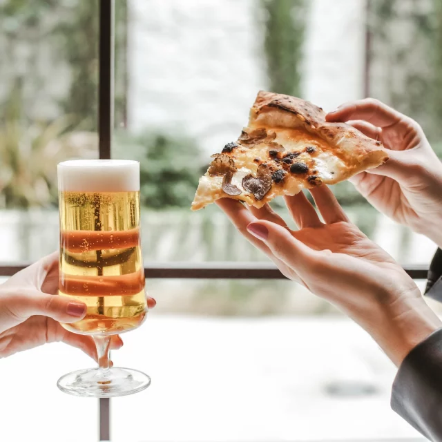 Hay combinaciones que simplemente funcionan.

Pizza napoletana appena sfornata e birra 
bella fredda. 

Che vuoi di più?

El resto… sobra.