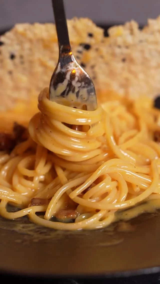 Hoy es el Día Mundial de la Carbonara.
Sí, así de importante es.

La mayoría de vosotros no está preparada para esta conversación.

Aquí no hay nata.
No hay bacon.
Solo hay lo que tiene que haber.

Carbonara.
Come si deve.
