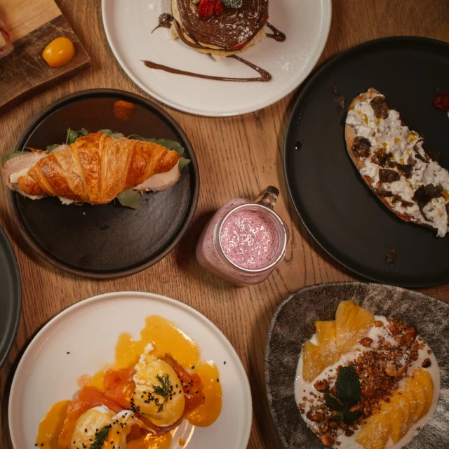Y poco a poco la mesa se llena.

Algo dulce,
algo salado,
algo para compartir.

Así es como se ve un brunch en 
Peppe Fusco La Moraleja.
