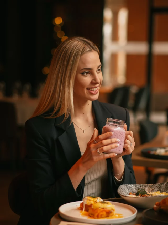 Nadie viene a un brunch
pensando que se va a quedar.

Pero pasa.

Pasa cuando la conversación fluye,
cuando la mesa se alarga sin pedir permiso,
cuando todo encaja sin esfuerzo.

Y entonces ya no es brunch.

Es quedarse.
Peppe Fusco. La Moraleja.