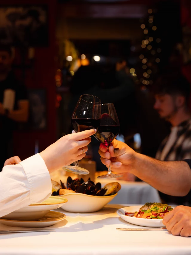 La buena compañía no se improvisa. 

El buen vino, tampoco. 
El sitio, ya lo tienes.

Trattoria pulcinella
