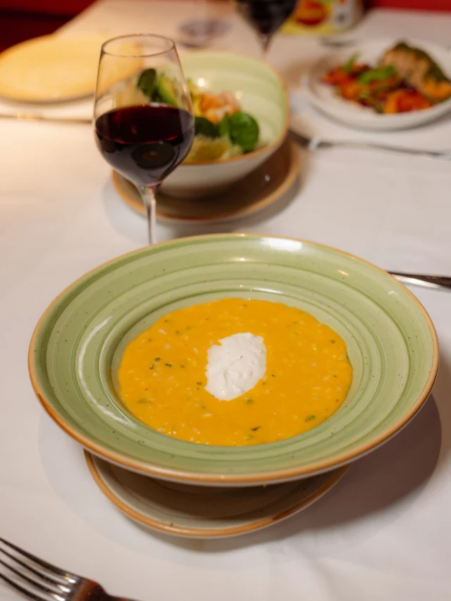 Primero entra por los ojos. 

Luego hace lo que ves a la derecha. 

Risotto alla zucca. Prego.